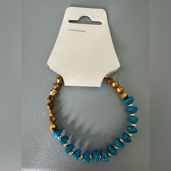 Jewelry - 🛍️ any 5 items for $15 🛍️ Gold and Blue Beaded Bracelet